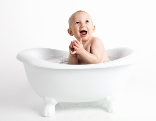 bebé en bañera