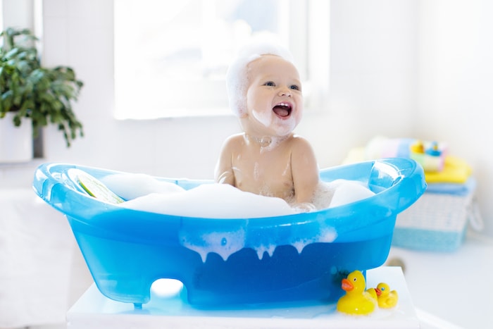 bebé bañera azul