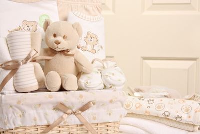 Varios regalos para bebés en color beige