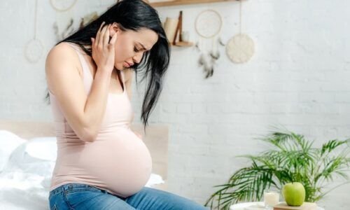 Mujer embarazada con cara de procupada