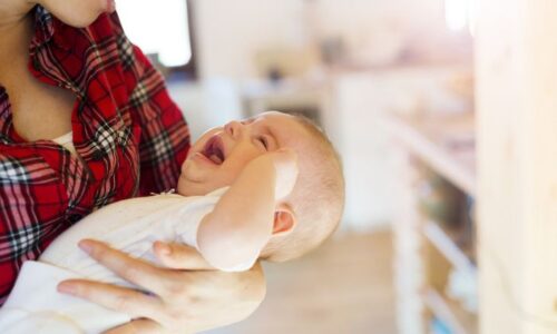 Madre con bebé llorando