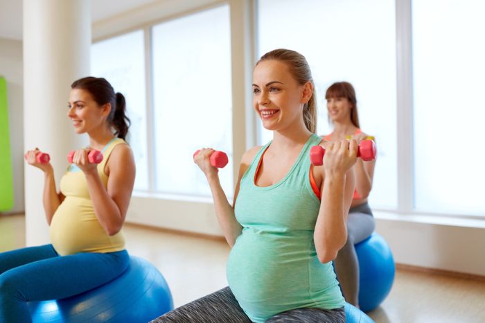 Grupo de mujeres embarazadas haciendo ejercicio