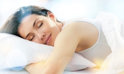 Mujer durmiendo sonriente, soñar con bebés
