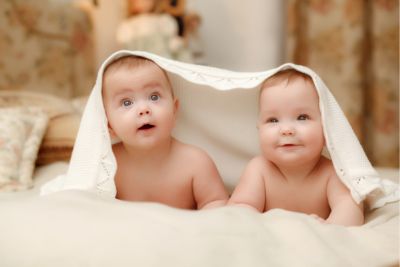 Bebés gemelos sonriendo