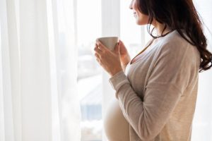 Mujer embarazada tomando té