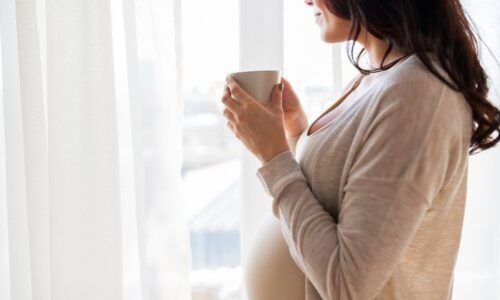Mujer embarazada tomando té
