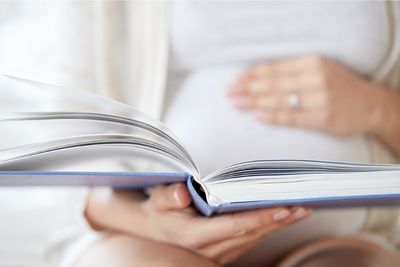 Mujer embarazada leyendo