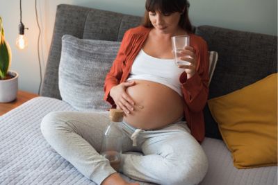 Mujer embarazada bebiendo agua