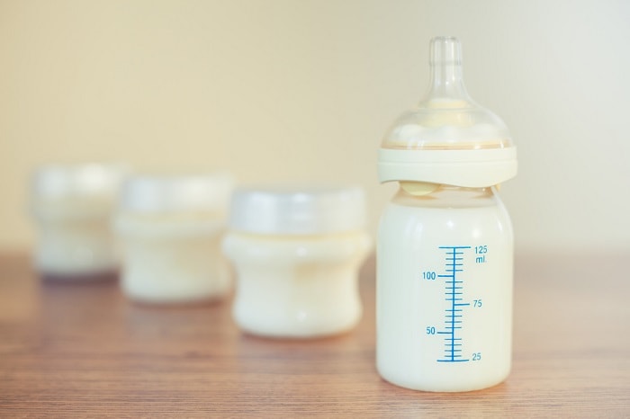 En qué recipiente se conserva la leche materna?