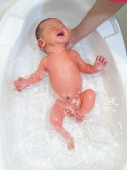 Baño de un bebé recién nacido