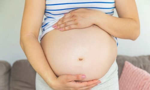Barriga de mujer embarazada