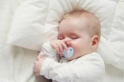 Es conveniente poner chupete al recién nacido para dormir? - CSC