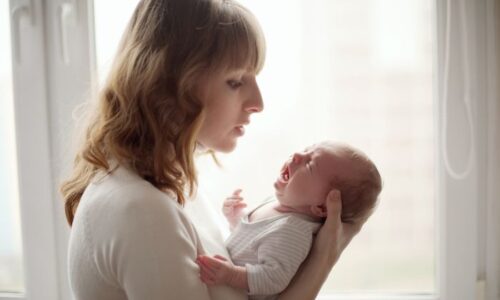 Madre calmando a su bebé que llora