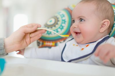 bebé comiendo de cucharilla