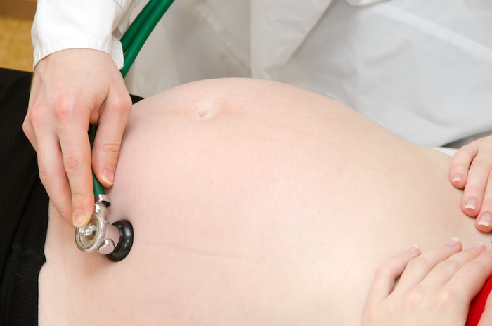 embarazada con fonendoscopio