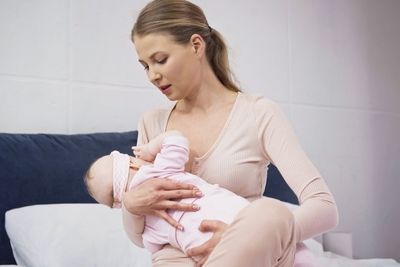 Madre amamantando bebé