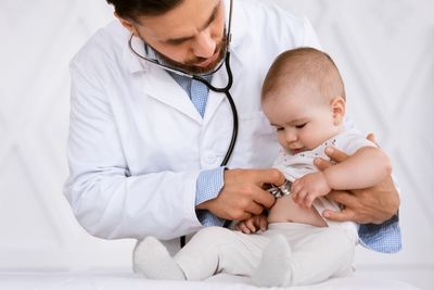 Médico ascoltando un bebé