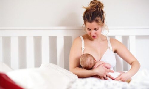 Mamá amamantando al su bebé