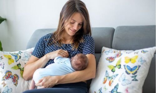 Mujer amamantando bebé
